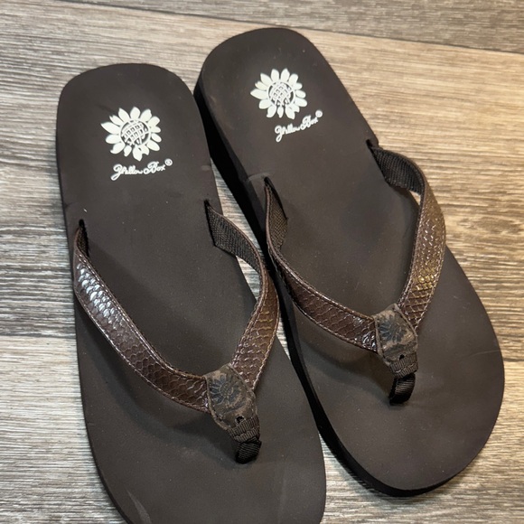 Yellow box Brown Flip Flops woman’s 7.5 (s61) - Picture 5 of 6